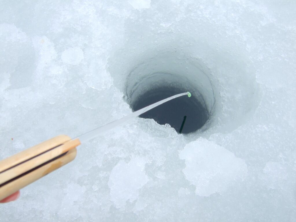 氷上で釣りをしている写真